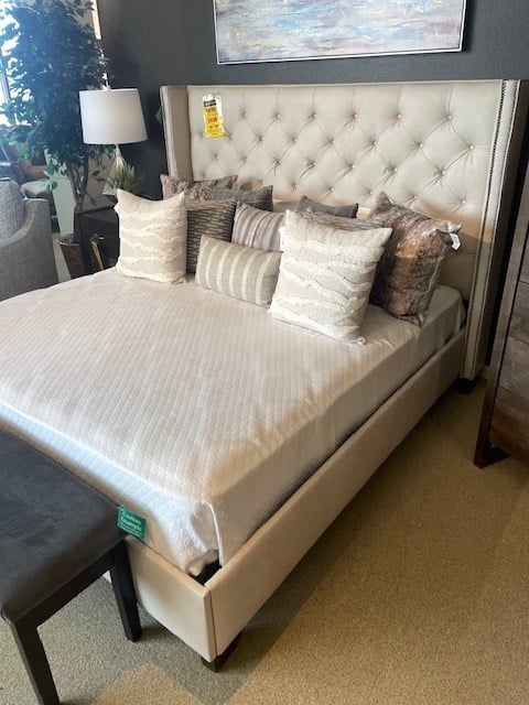 Bassett Benchmade Dublin Tufted Leather King Bed