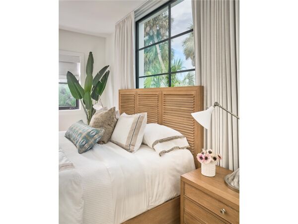 Universal Coastal Living King Weekender Bed - Image 3