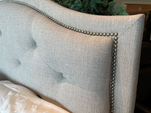 Bassett Vienna Upholstered Queen Bed - Image 3