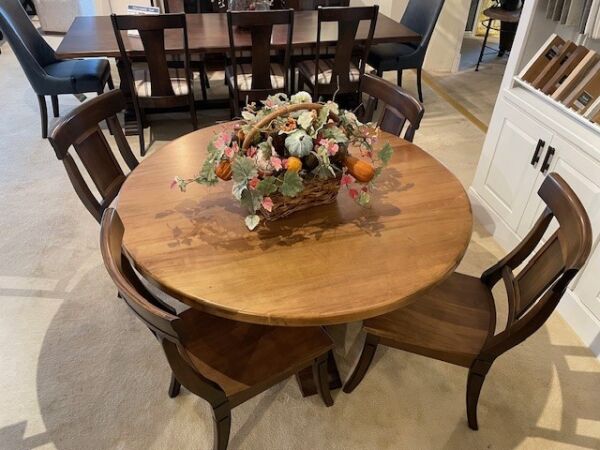 Bassett Benchmade Tavern Table & 4 Chairs - Image 9
